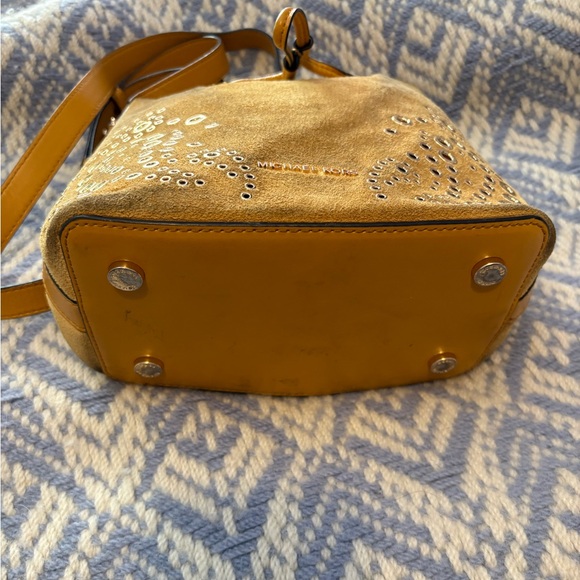 Michael Kors Gold Eyelet Shoulder Bag Suede Leather Chic Fun Spring Retro Cool - Picture 3 of 7